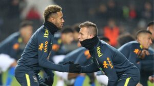 Alvos do Santos, Neymar e Arthur aquecendo juntos na seleção