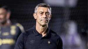 Pedro Caixinha entrando em campo para terceiro jogo pelo Santos