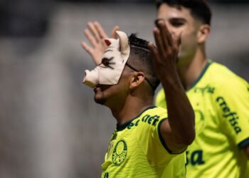 Alvo do Santos, Rony com uma máscara de porco após gol pelo Palmeiras