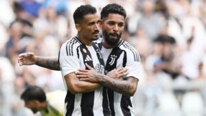 Alvo do Santos, Danilo em ação pela Juventus ao lado de Douglas Luiz