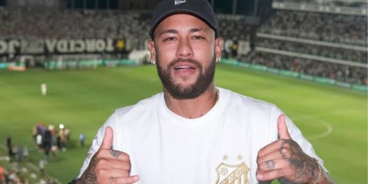 Neymar posa para foto com a camisa do Santos na Vila Belmiro