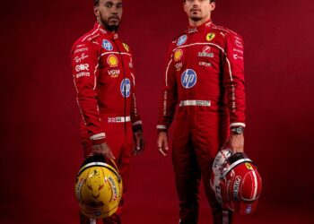Hamilton e Leclerc com uniformes da Ferrari- Fonte: @scuderiaferrari