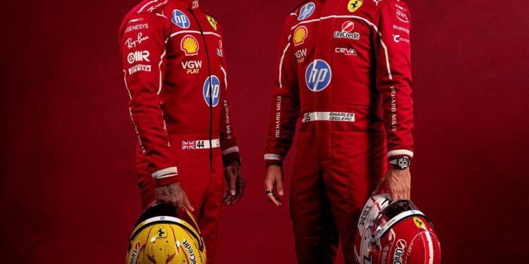 Hamilton e Leclerc com uniformes da Ferrari- Fonte: @scuderiaferrari