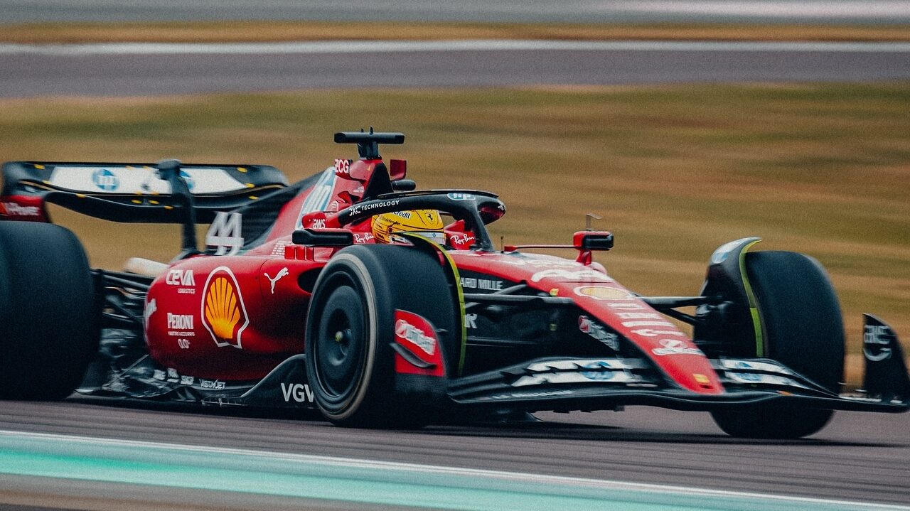 Hamilton testando carro da Ferrari - Fonte: Instagram/@scuderiaferrari