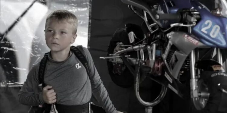 Sid Veijer ao lado de sua minimoto