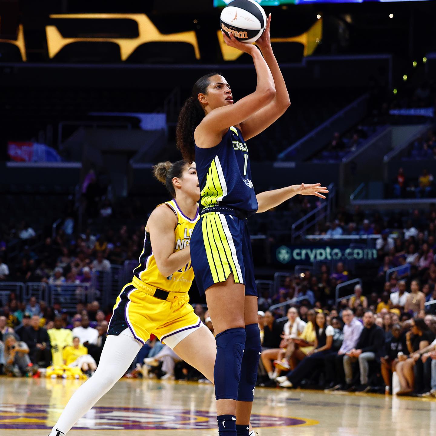 Stephanie Soares durante jogo na WNBA, representando o Dallas Wings - Fonte: @stephaniesoares
