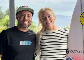 Tati Weston-Webb, medalhista olímpica, ao lado do treinador Mineirinho, ex-campeão mundial de surfe