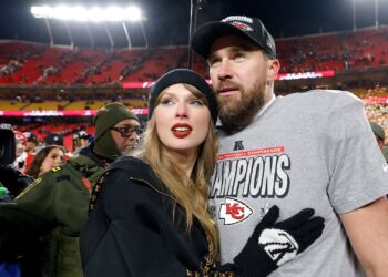 Taylor Swift e Travis Kelce durante comemoração de título do Kansas City Chiefs