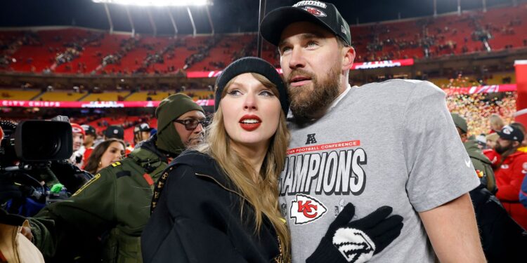 Taylor Swift e Travis Kelce durante comemoração de título do Kansas City Chiefs