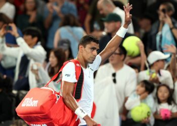 Thiago Monteiro saudando torcida do Australian Open, após eliminação