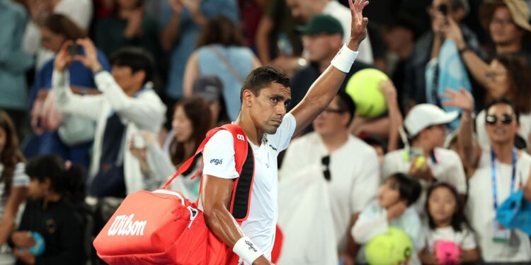 Thiago Monteiro saudando torcida do Australian Open, após eliminação