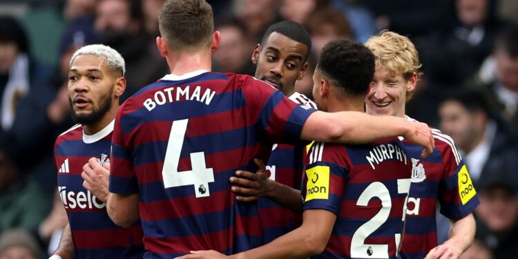 Newcastle vira sobre Tottenham na PL.