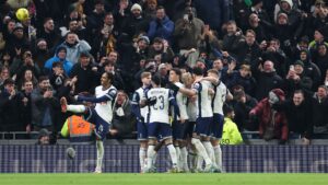 Jogadores do Tottenham comemorando gol de Bergvall diante do Liverpool