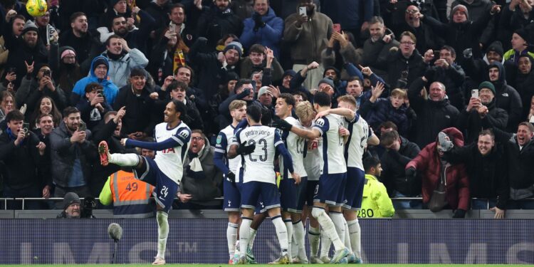 Jogadores do Tottenham comemorando gol de Bergvall diante do Liverpool