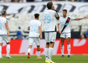 Pablo Vegetti, jogador do Vasco, lamentando em partida contra o Corinthians