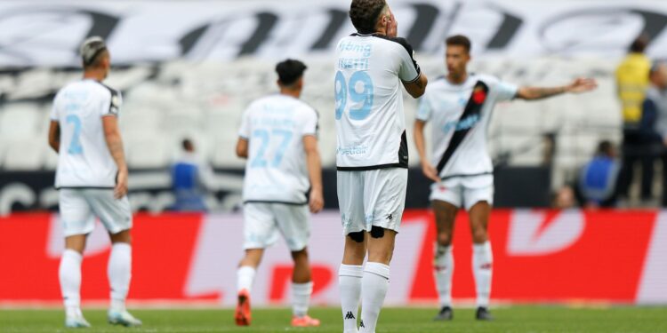Pablo Vegetti, jogador do Vasco, lamentando em partida contra o Corinthians