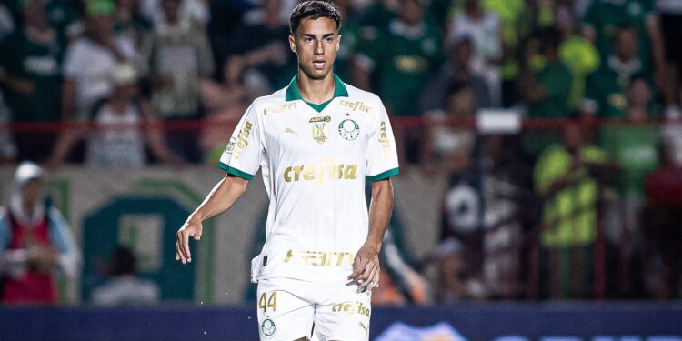 Vitor Reis atuando pelo Palmeiras - Fonte: @vitorreis_06