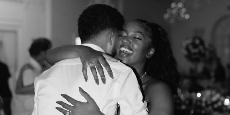 Yuri Lima dançando com Iza em festa