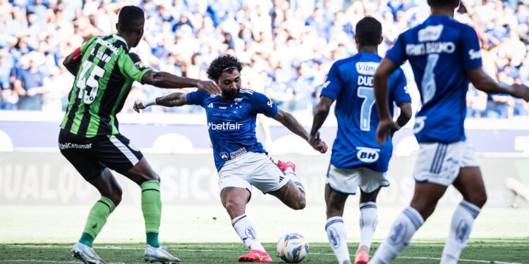 Gabigol, do Cruzeiro, arrisca finalização em jogo contra o América-MG