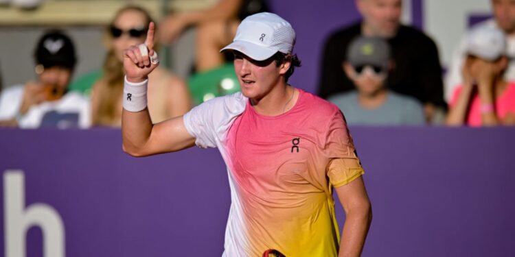 João Fonseca, tenista brasileiro, durante partida contra Francisco Cerundulo