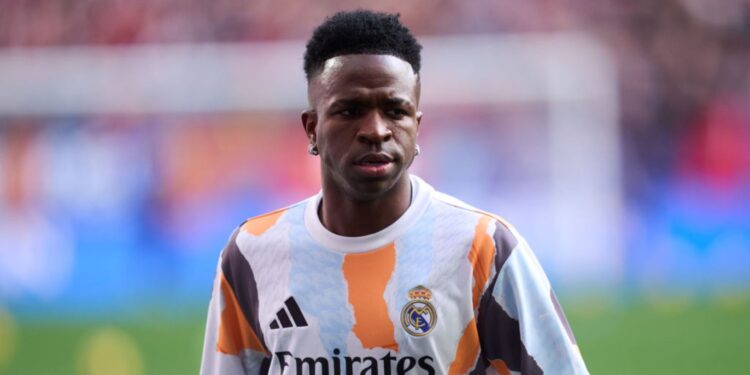 Vini Jr., do Real Madrid, durante aquecimento para partida contra o Osasuna