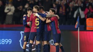 Jogadores do Barcelona se abraçam e comemoram gol marcado contra o Rayo Vallecano