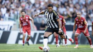 Hulk, do Atlético-MG, cobra pênalti contra o Tombense