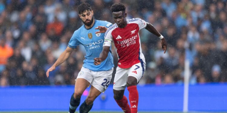 Lance de partida entre Arsenal e Manchester City, válida pela Premier League 2024/25