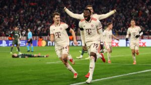 Alphonso Davies, do Bayern de Munique, comemora gol marcado contra o Celtic