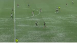 Foto mostrando a condição do gramado do Mangueirão, em Belém