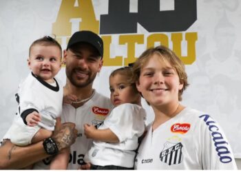 Neymar tira foto com seus filhos em retorno ao Santos