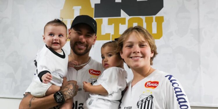 Neymar tira foto com seus filhos em retorno ao Santos