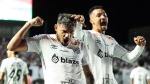 Tiquinho Soares, do Santos, comemora gol marcado contra o Noroeste