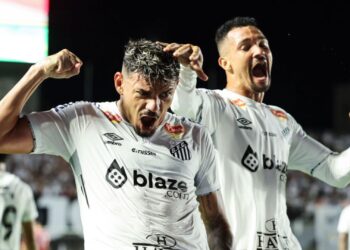 Tiquinho Soares, do Santos, comemora gol marcado contra o Noroeste
