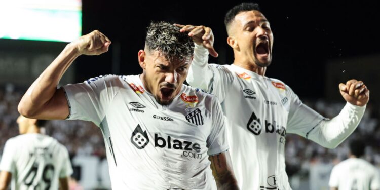 Tiquinho Soares, do Santos, comemora gol marcado contra o Noroeste