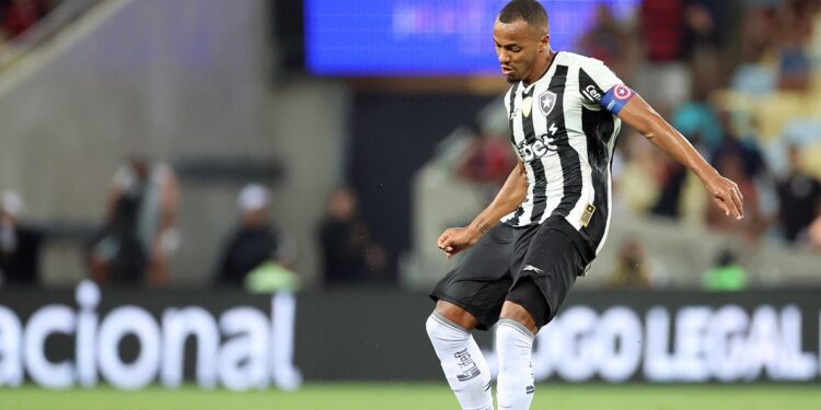Marlon Freitas, do Botafogo, durante jogo contra o Flamengo