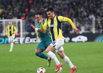 Lance de partida entre Fenerbahçe e Anderlecht