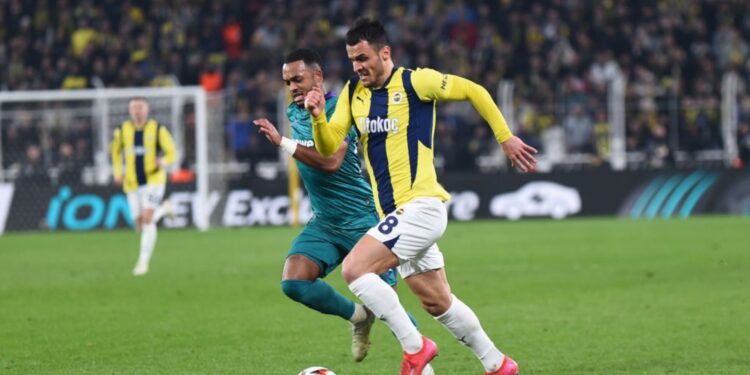 Lance de partida entre Fenerbahçe e Anderlecht