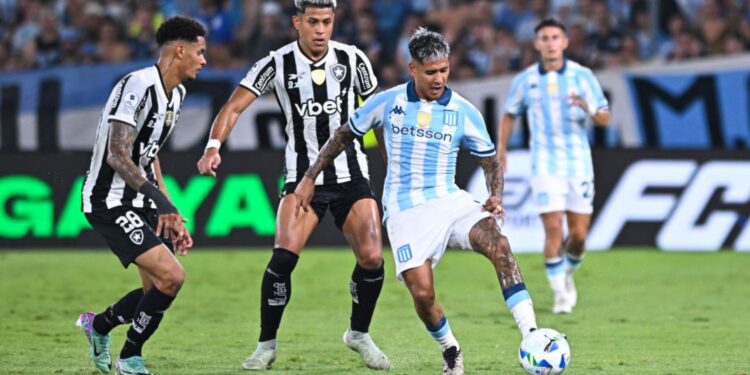 Lance de partida entre Racing-ARG e Botafogo