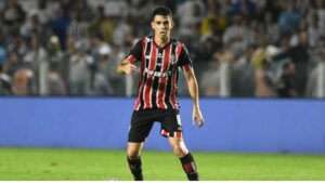 Oscar, do São Paulo, durante partida contra o Santos