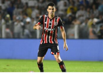Oscar, do São Paulo, durante partida contra o Santos