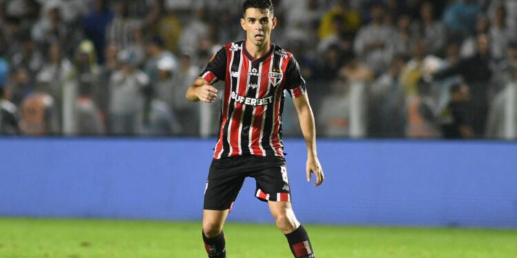 Oscar, do São Paulo, durante partida contra o Santos