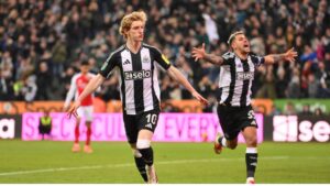 Anthony Gordon, do Newcastle, comemora gol marcado contra o Arsenal