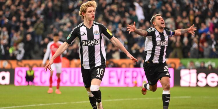 Anthony Gordon, do Newcastle, comemora gol marcado contra o Arsenal
