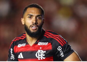 Juninho, do Flamengo, comemora gol marcado contra a Portuguesa-RJ