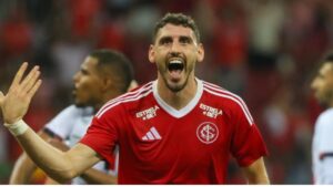 Rogel, do Internacional, comemora gol marcado contra o Brasil de Pelotas
