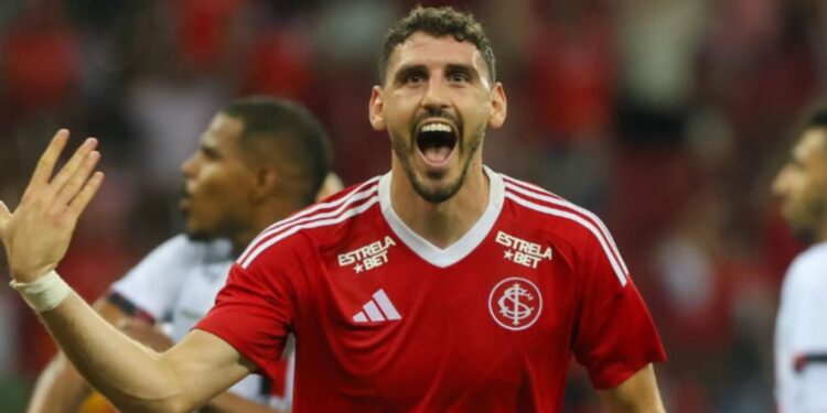 Rogel, do Internacional, comemora gol marcado contra o Brasil de Pelotas
