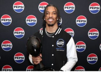 Jayden Daniels, quarterback do Washington Commanders, recebe prêmio de calouro do ano 2024/25