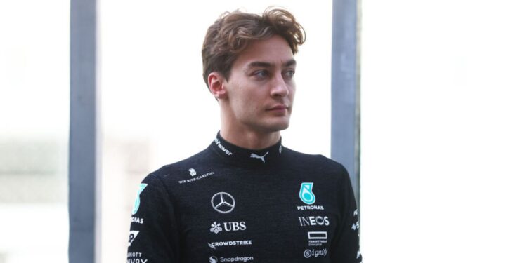 George Russell, piloto da Mercedes, durante treino em Yas Marina