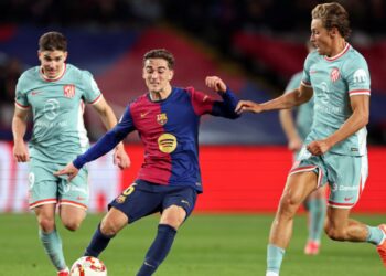 Lance de partida entre Barcelona e Atlético de Madrid